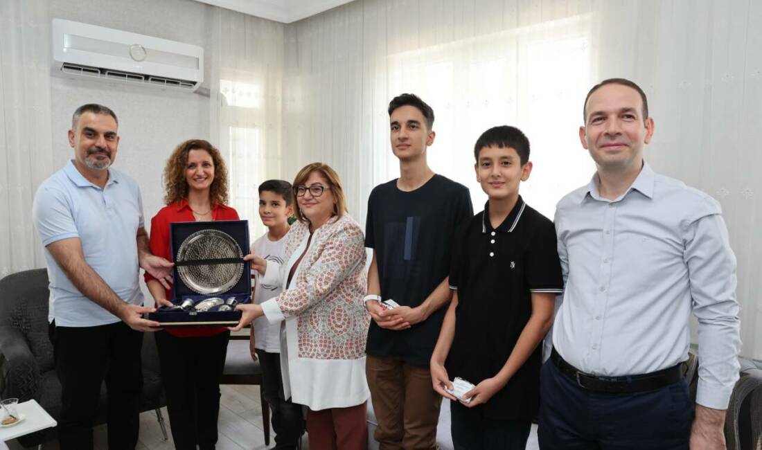 Gaziantep Büyükşehir Belediye Başkanı Fatma Şahin, Nizip ilçesinde aynı evden