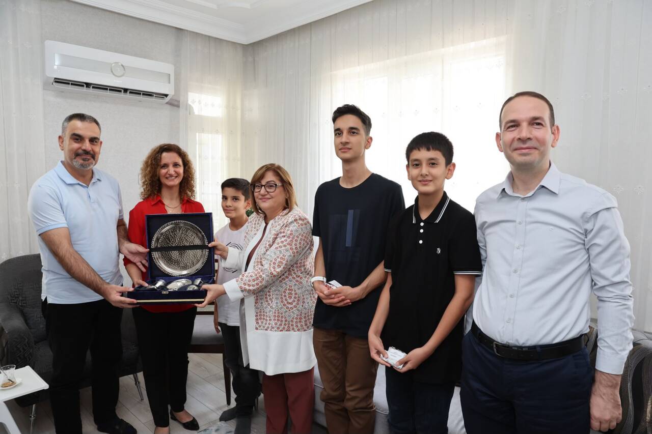 Gaziantep Büyükşehir Belediye Başkanı Fatma Şahin, Nizip ilçesinde aynı evden