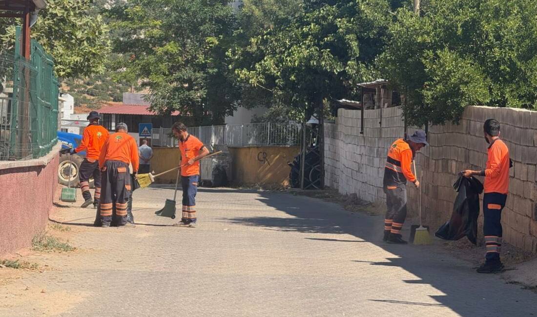 Şehitkamil Belediyesi Temizlik İşleri Müdürlüğü ekipleri, sıcak yaz günlerinde hem