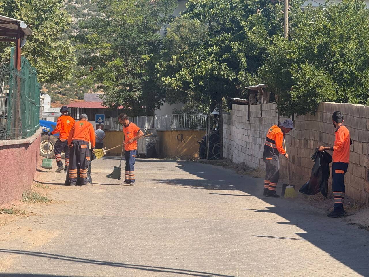 Şehitkamil Belediyesi Temizlik İşleri Müdürlüğü ekipleri, sıcak yaz günlerinde hem