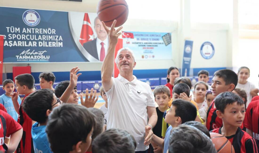 Şahinbey Belediye Başkanı Mehmet Tahmazoğlu, yaz tatilinde çocukların sporla iç