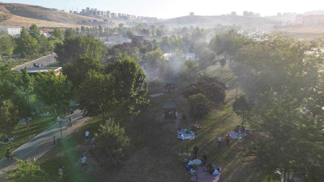 Gaziantep’te son günlerde etkili olan aşırı sıcak hava, vatandaşları parklara