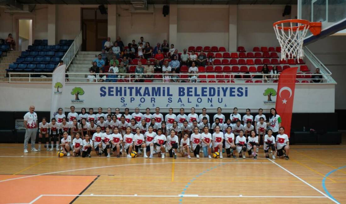 Şehitkamil Belediyesi’nin Yaz Spor Okulları kapsamında düzenlediği voleybol kursu, genç