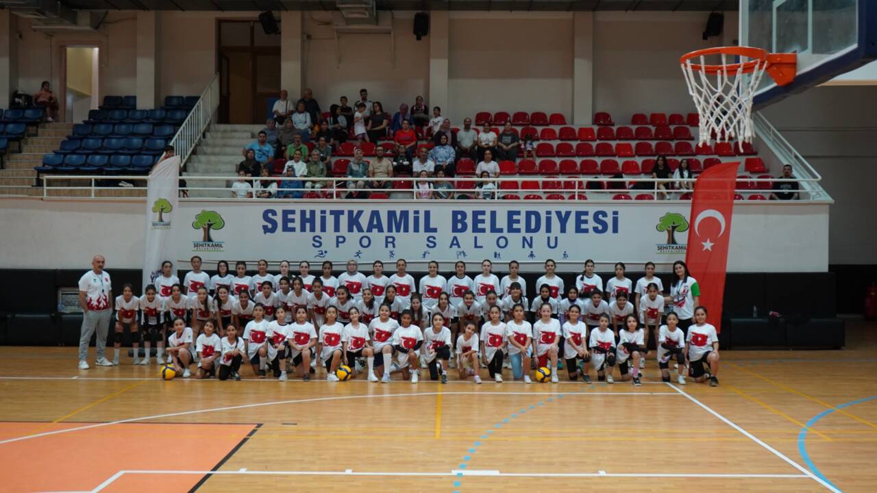 Şehitkamil Belediyesi’nin Yaz Spor Okulları kapsamında düzenlediği voleybol kursu, genç