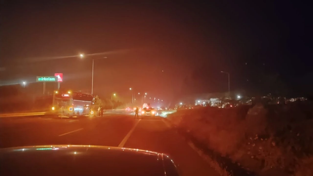 Şanlıurfa–Gaziantep istikametinde, Birecik yolu üzerinde bulunan Mirkelam Tesisleri yakınlarında iki