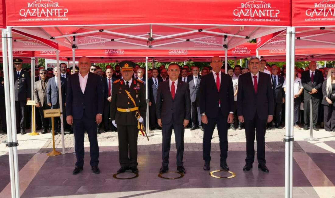 30 Ağustos Zafer Bayramı’nın 103. yıl dönümü dolayısıyla Gaziantep’te çelenk