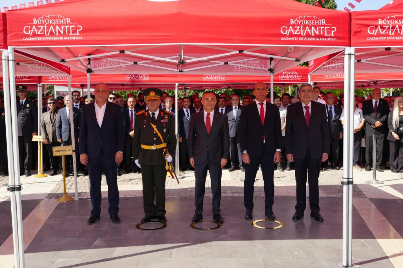 30 Ağustos Zafer Bayramı’nın 103. yıl dönümü dolayısıyla Gaziantep’te çelenk