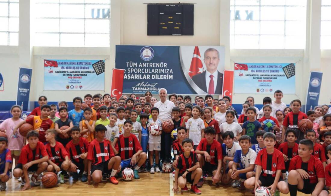 Şahinbey Belediye Başkanı Mehmet Tahmazoğlu, yaz tatilinde gençleri spora teşvik
