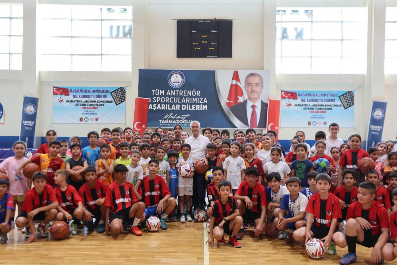 Şahinbey Belediye Başkanı Mehmet Tahmazoğlu, yaz tatilinde gençleri spora teşvik