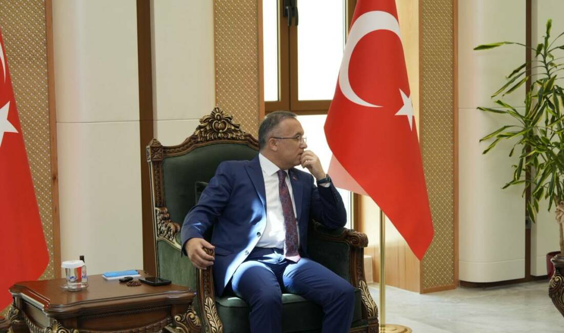 Gaziantep Valisi Çeber Yeni Hizmet Binasında Göreve Başladı Gaziantep Valisi Kemal Çeber, yeni hizmet binasındaki makamına oturarak görevine