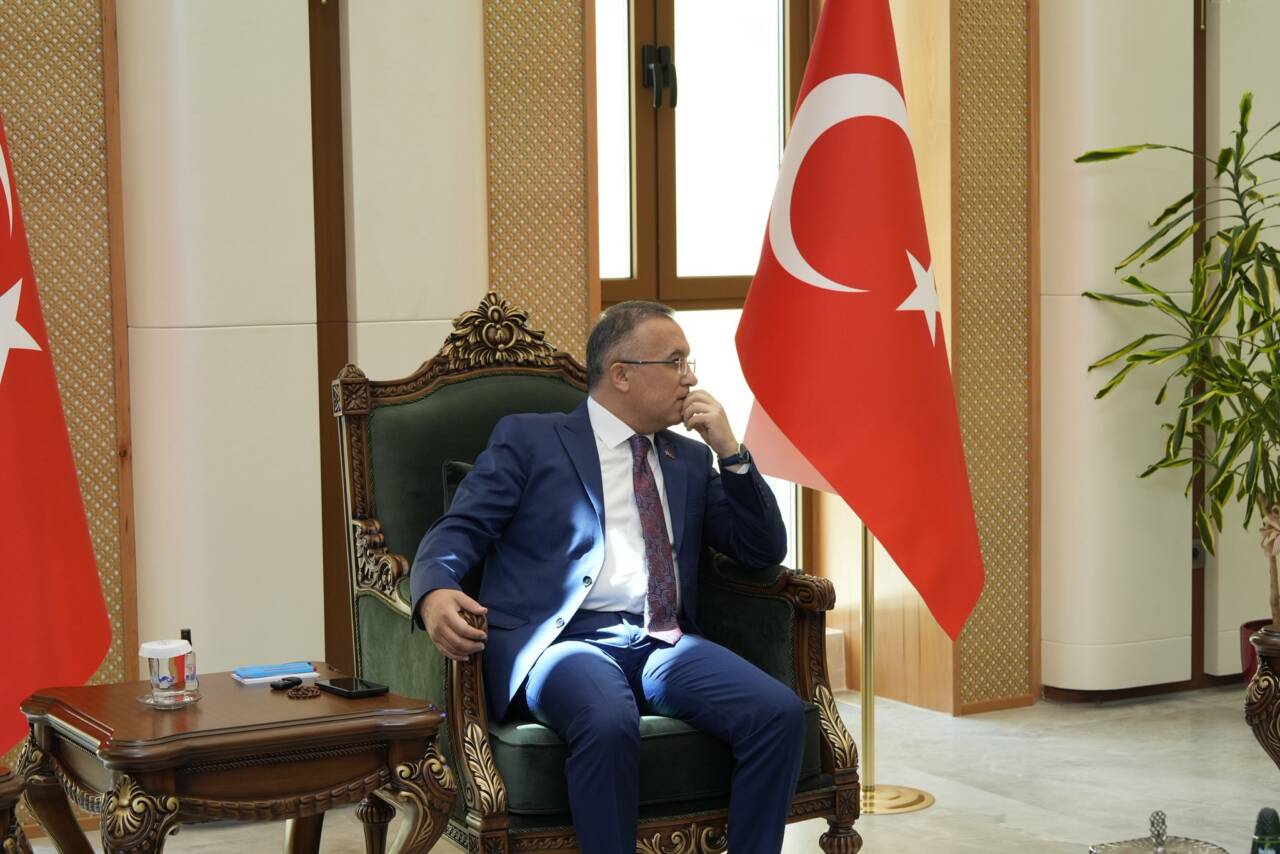 Gaziantep Valisi Kemal Çeber, yeni hizmet binasındaki makamına oturarak görevine