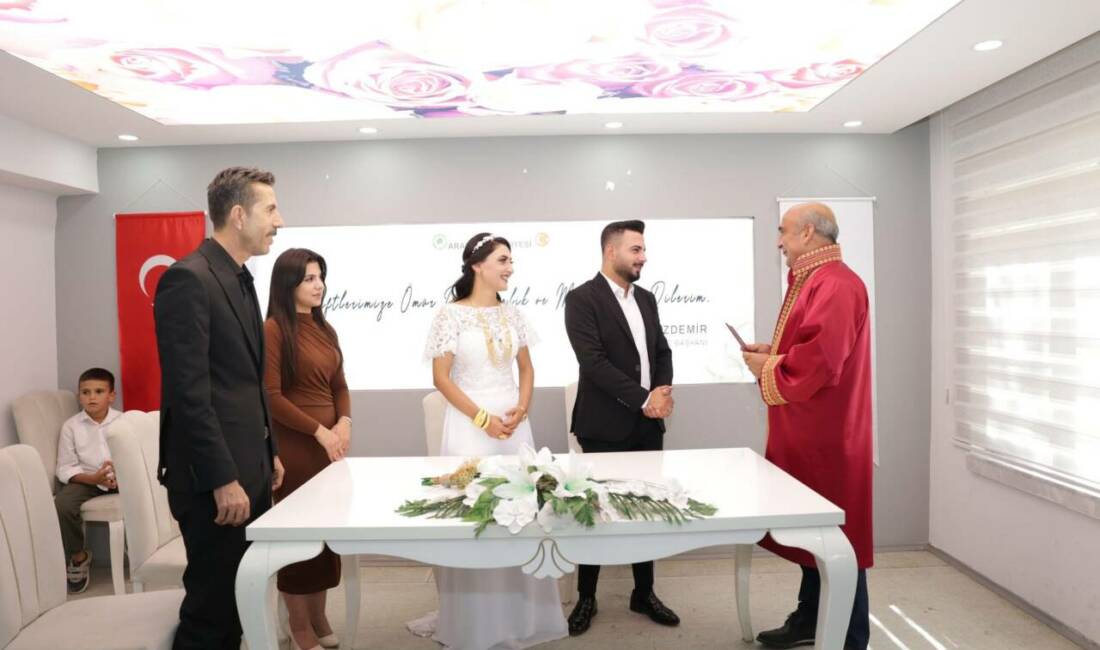 Araban Belediye Başkanı Mehmet Özdemir, ilçede yeni evlenen çiftlerin mutluluklarını