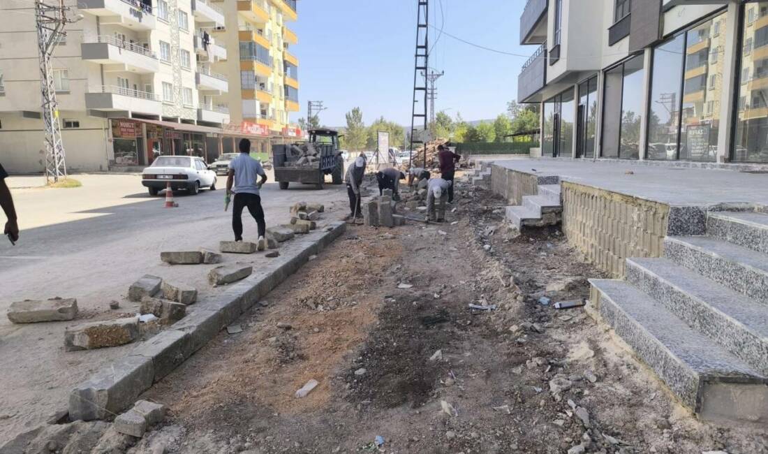 Araban Belediye Başkanı Mehmet Özdemir’in öncülüğünde ilçe merkezinde yürütülen kaldırım