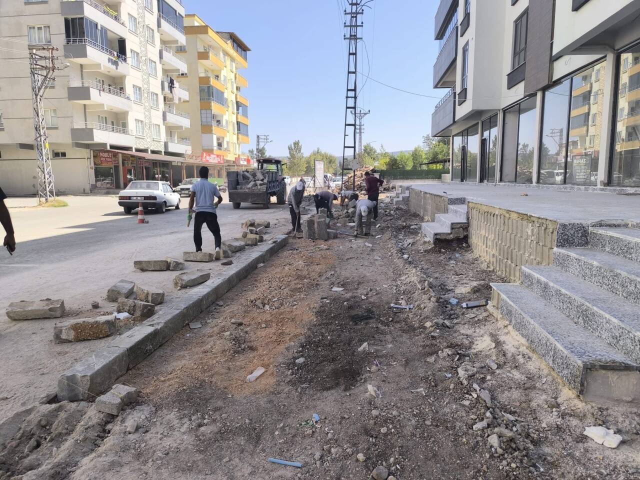 Araban Belediye Başkanı Mehmet Özdemir’in öncülüğünde ilçe merkezinde yürütülen kaldırım