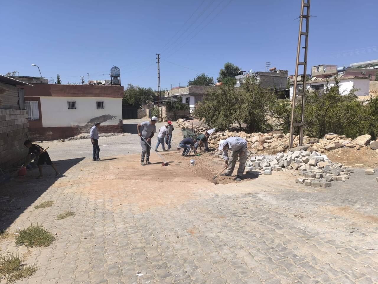 Araban Belediyesi, ilçedeki mahallelerde başlattığı hizmet seferberliğini sürdürüyor.