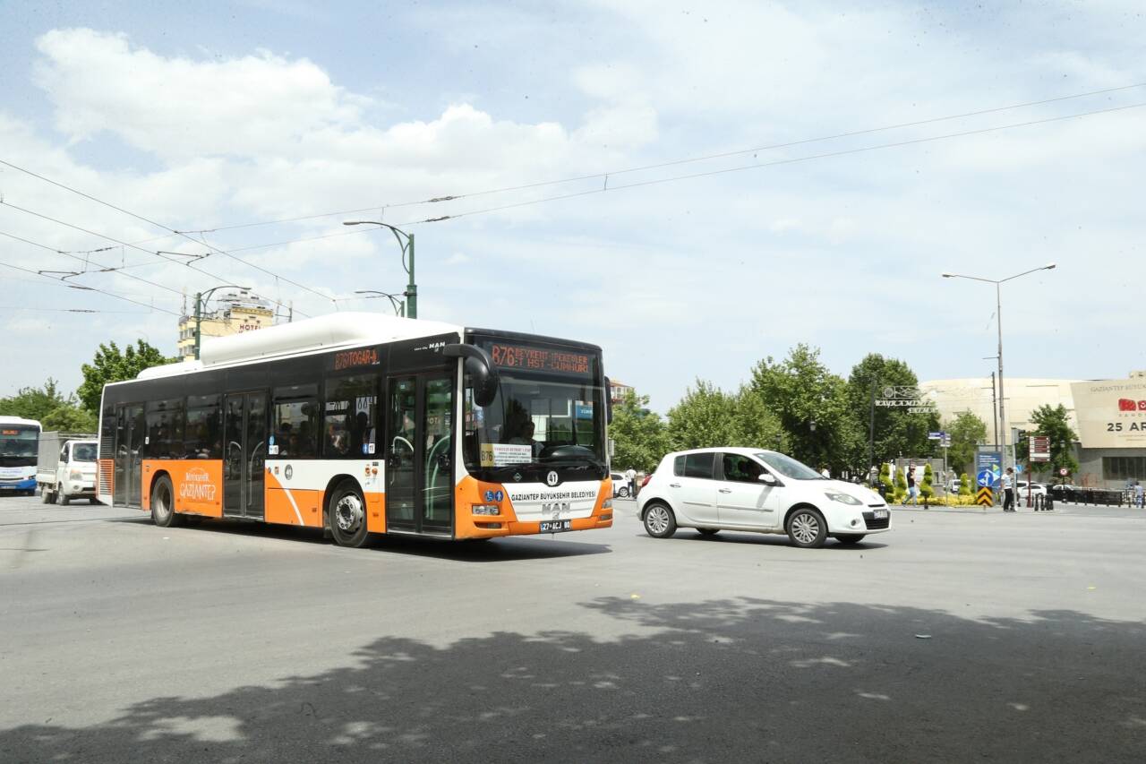 Gaziantep Büyükşehir Belediyesi, öğrencilerin toplu taşımadan daha uygun koşullarda yararlanabilmesi
